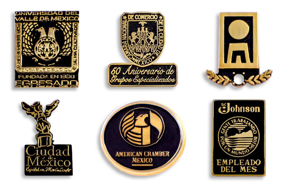 Pines y medallas de metal